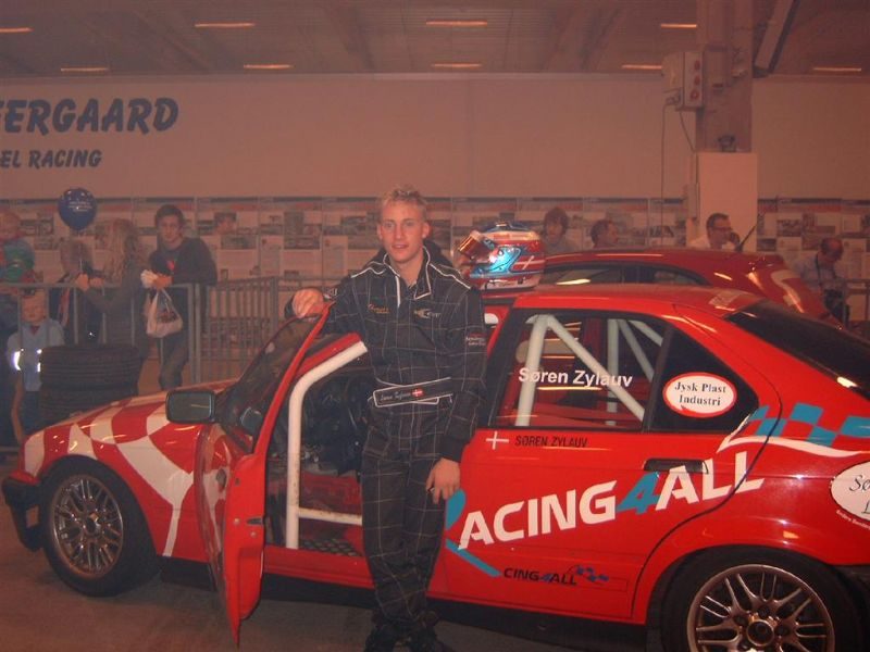Racerkører Søren Zylauv ved sin rallybil