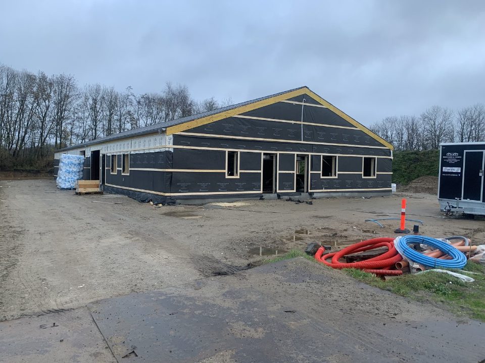 Den nye produktionshal på Fredsholmvej under opførelse